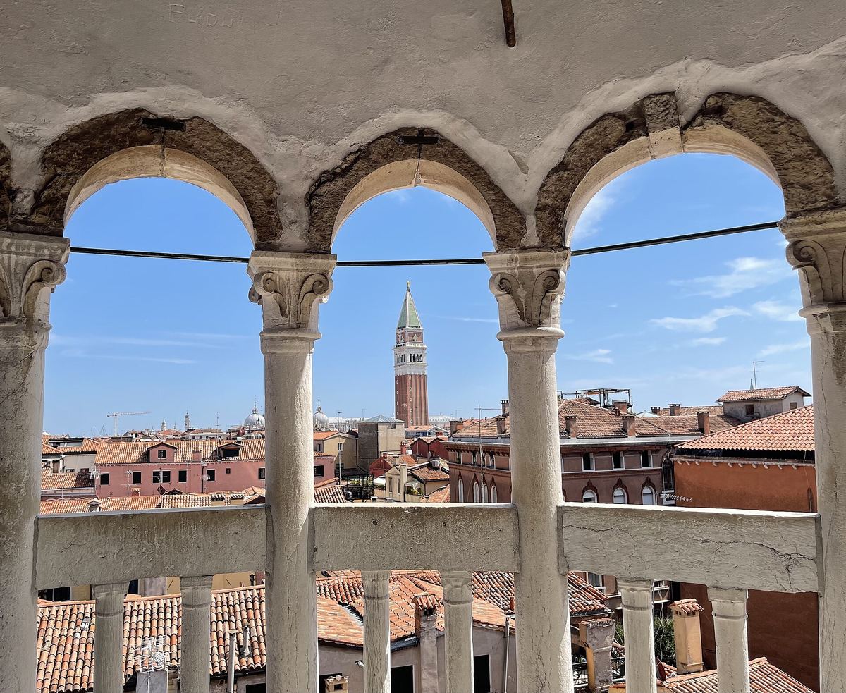 Blick durch die Bogenöffnungen der Scala Contarini del Bovolo über die Dächer Venedigs